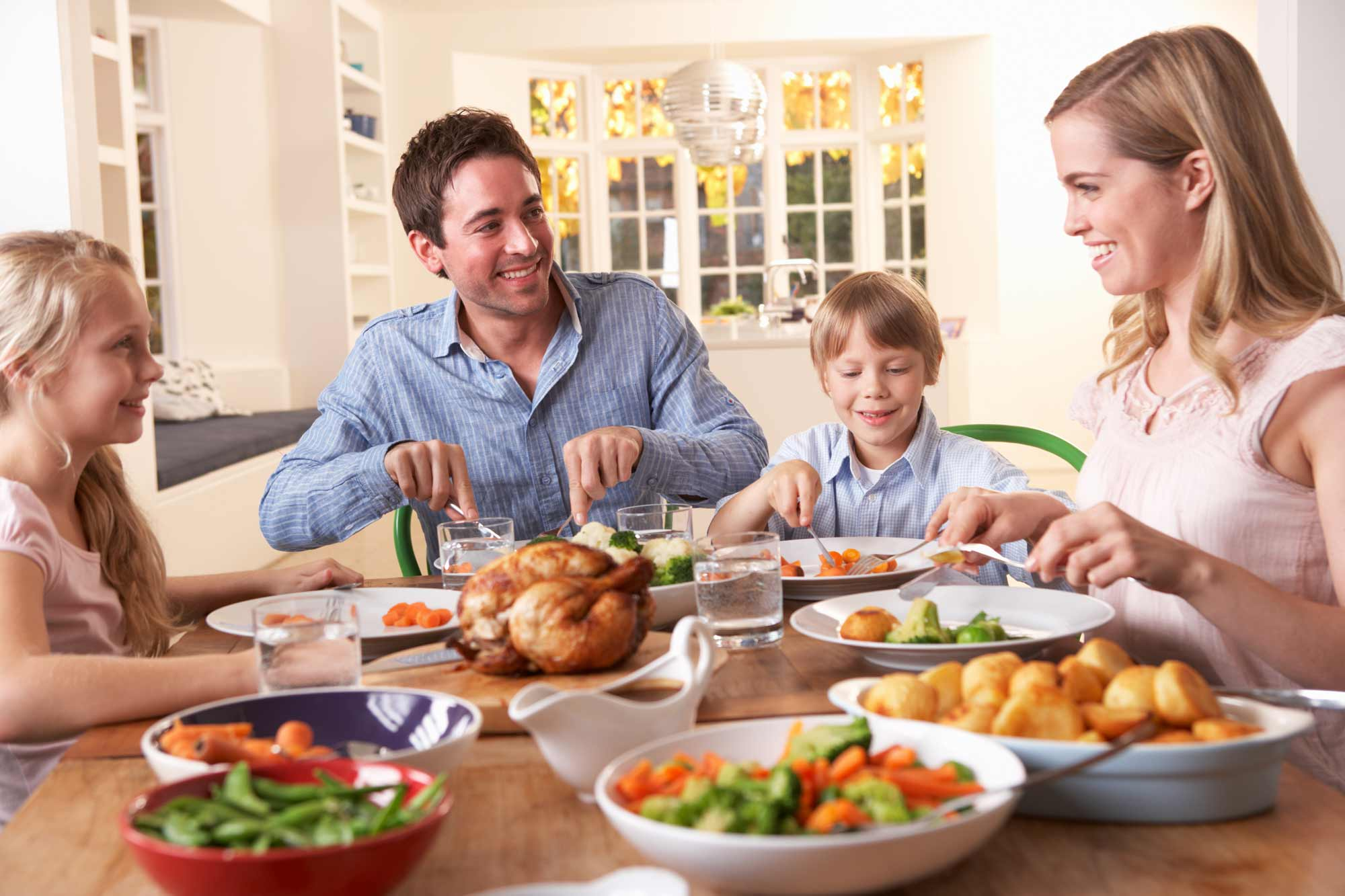 Familia comiendo junta