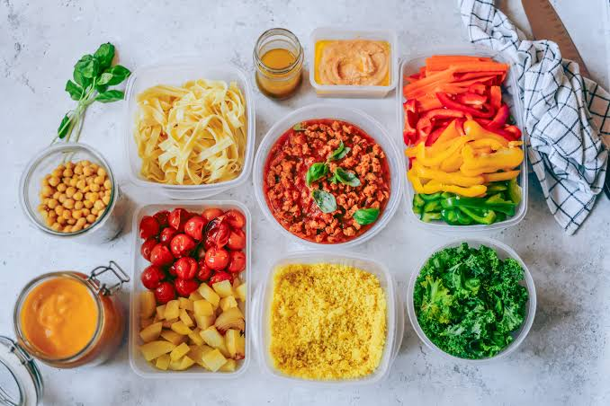 Preparaciones organizadas en recipientes para planificar comidas
