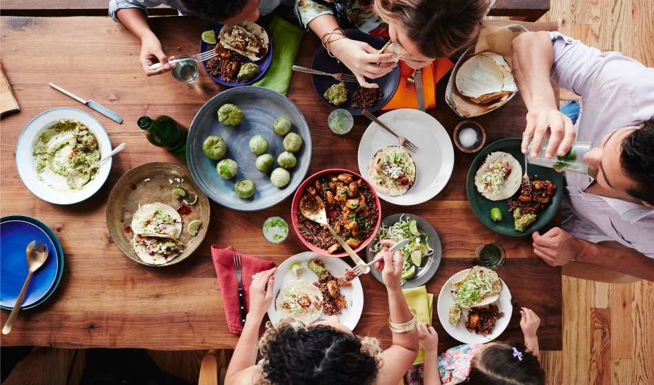 Familia compartiendo una comida saludable en casa